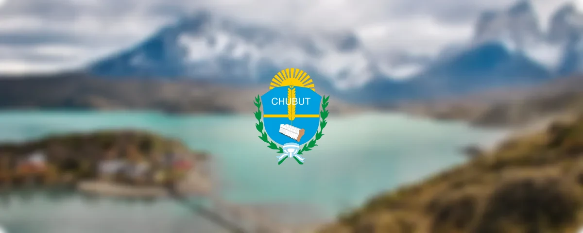 Escudo de la Provincia del Chubut sobre el paisaje patagónico